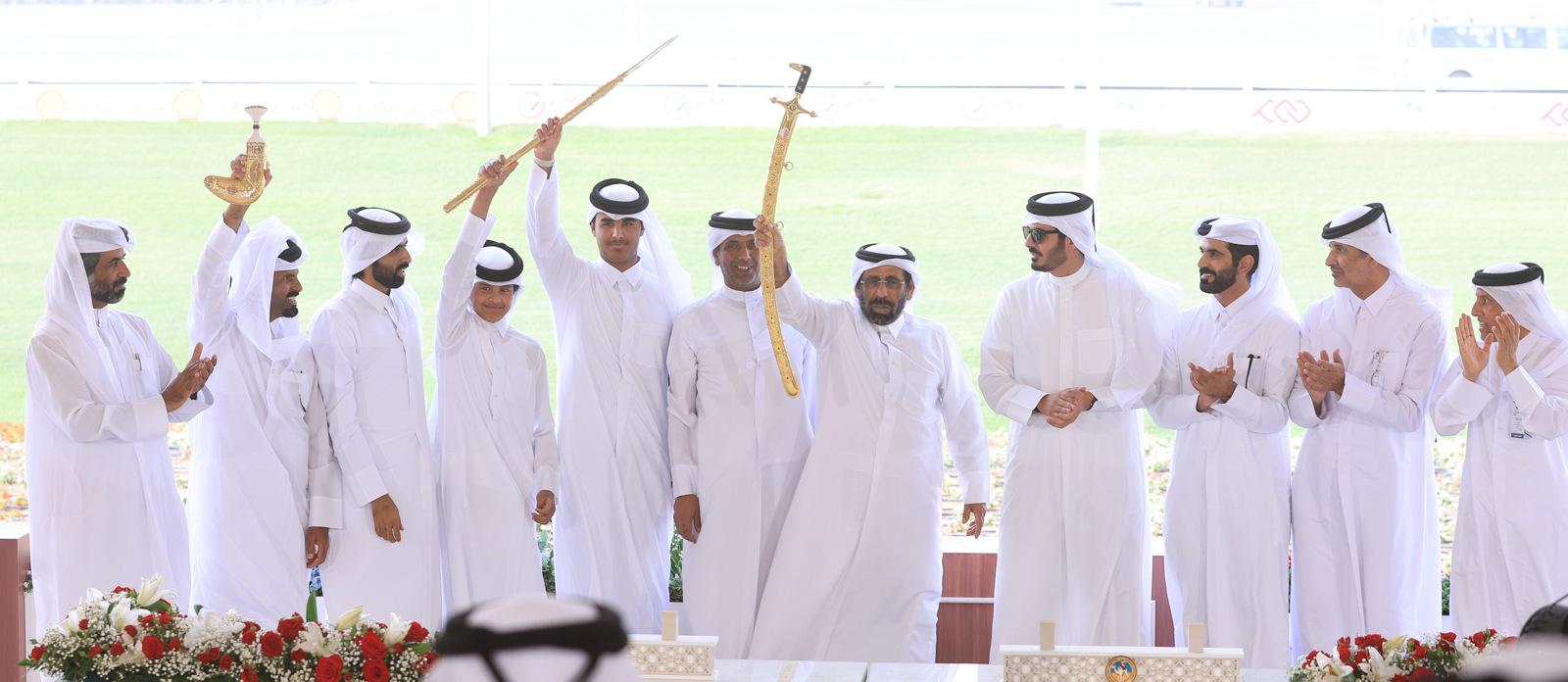 الشيخ خليفة بن حمد يتوج الفائزين برموز اليوم الختامي لمهرجان صاحب السمو