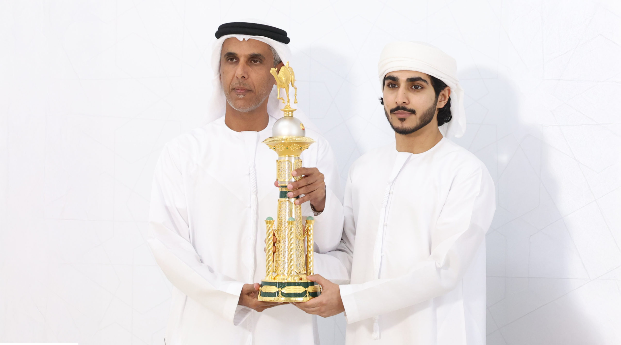 حدث نادر يتكرر في ميادين سباقات الهجن بعد مرور 15 عامًا